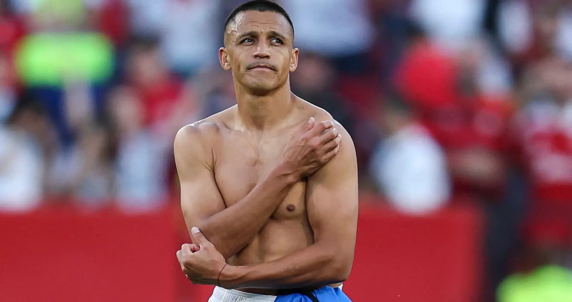 Jugador con camiseta levantada en el campo