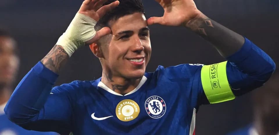 Jugador de Chelsea celebrando con gesto durante partido