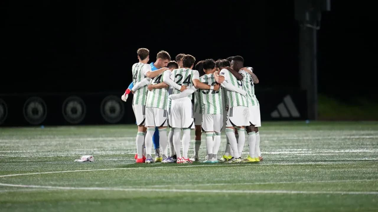 Equipo de fútbol en círculo antes del partido