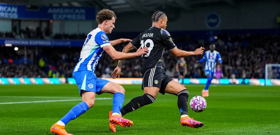 Jugadores de Leeds y Brighton en acción