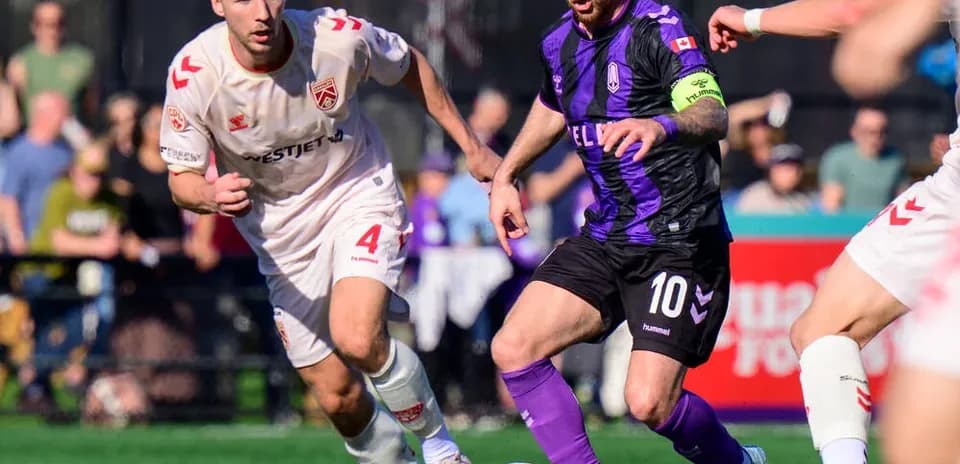 Jugador de Pacific FC driblando ante Cavalry FC
