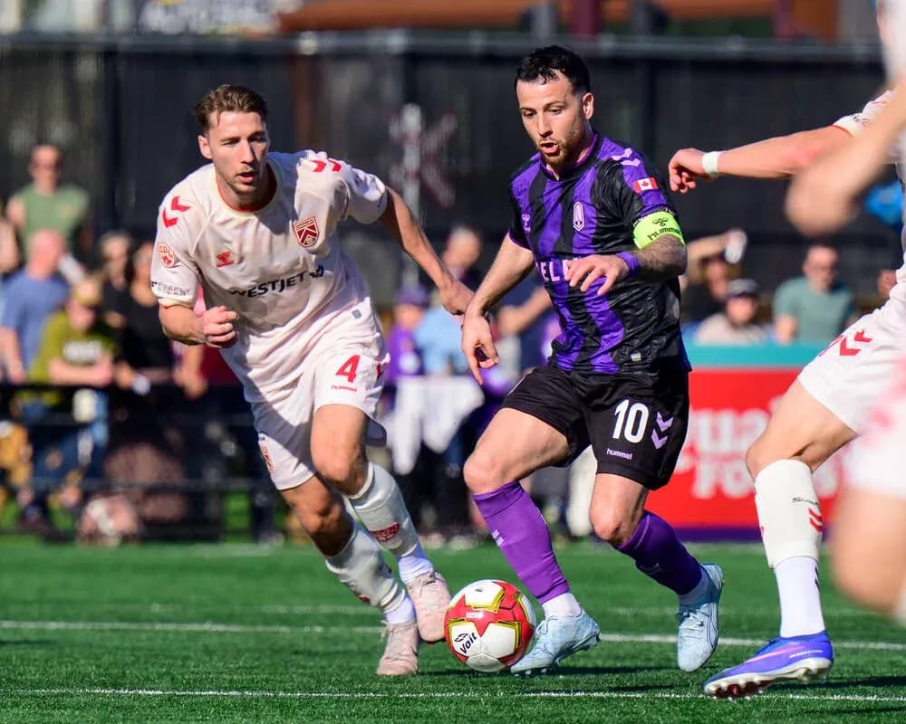 Jugador de Pacific FC driblando ante Cavalry FC