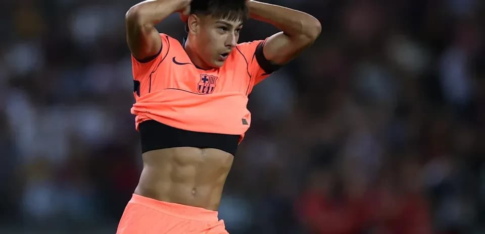 Jugador con camiseta naranja quitándose la parte superior