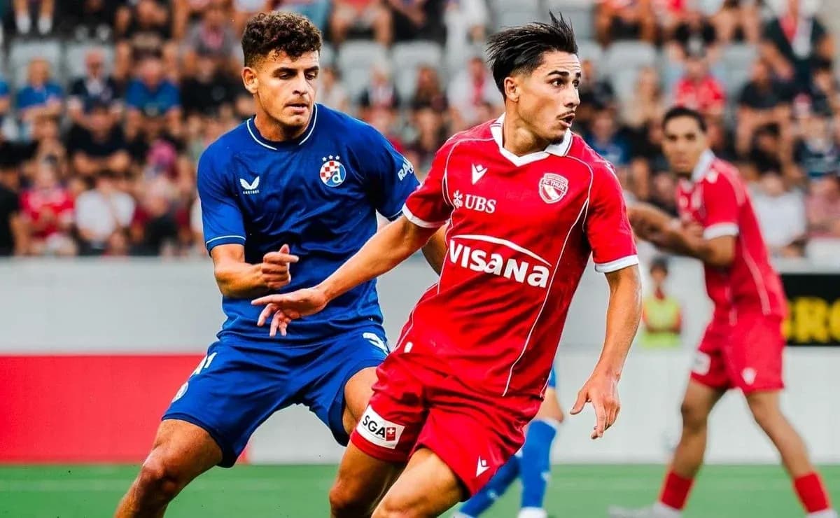 Jugadores de FC Thun y Dinamo Zagreb en acción