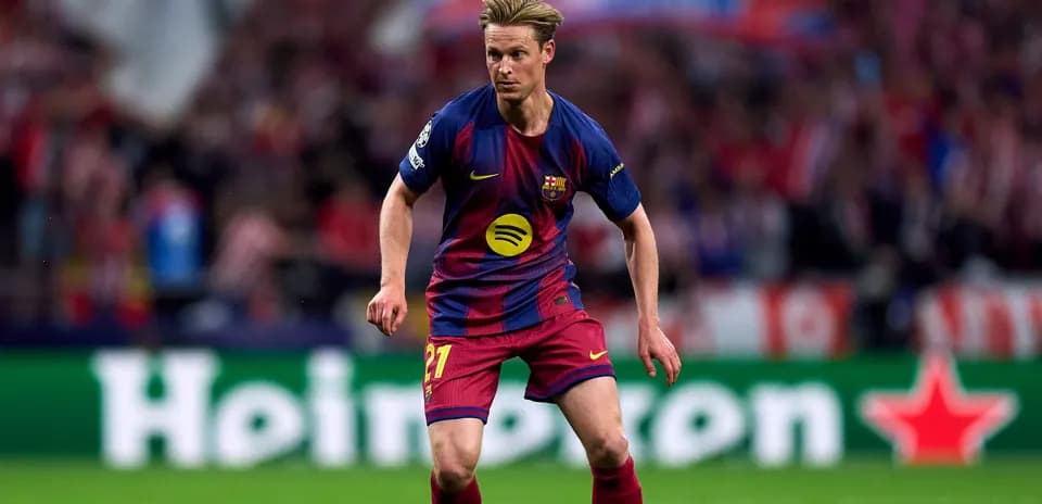 Jugador de Barcelona corriendo en el campo