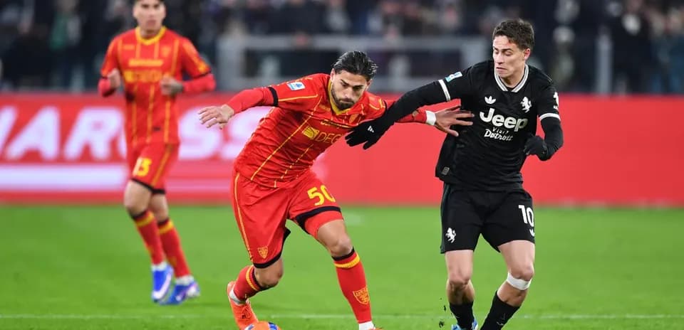Jugador de Lecce luchando por el balón contra Juventus