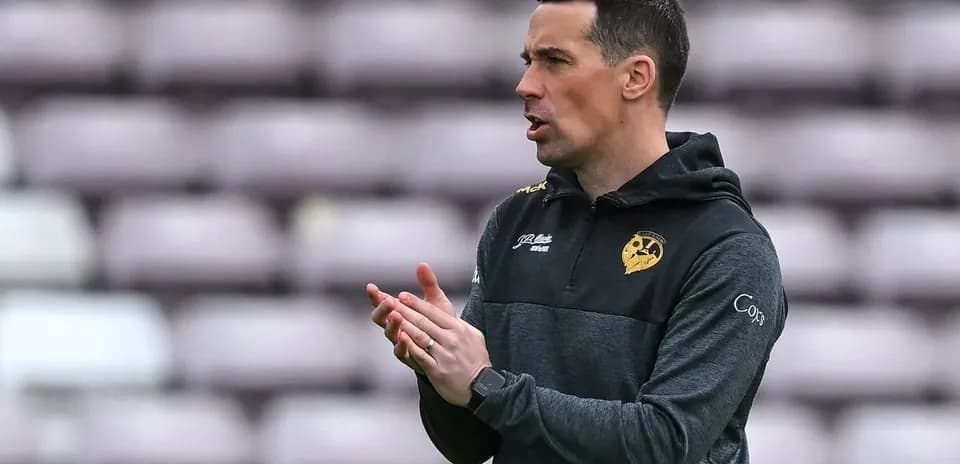 Entrenador aplaudiendo en el campo de entrenamiento