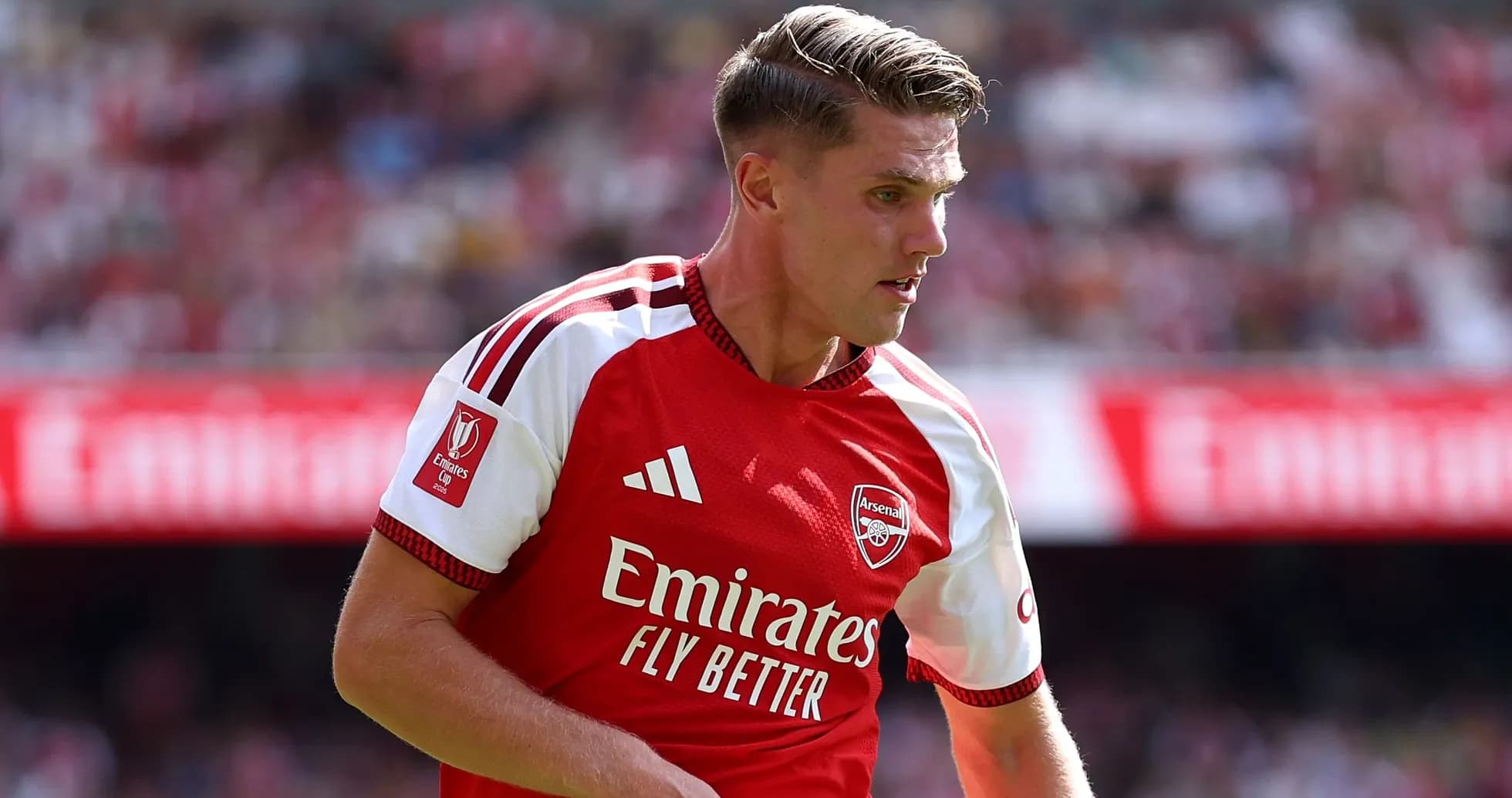 Jugador de Arsenal corriendo durante un partido