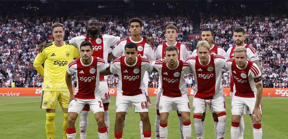 Jugadores de Ajax posando antes del partido