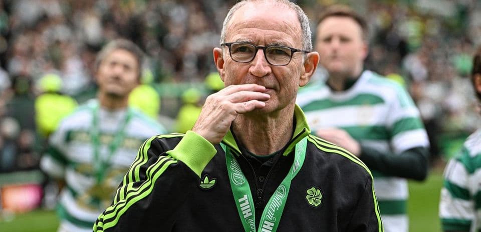Entrenador observando el campo con jugadores detrás