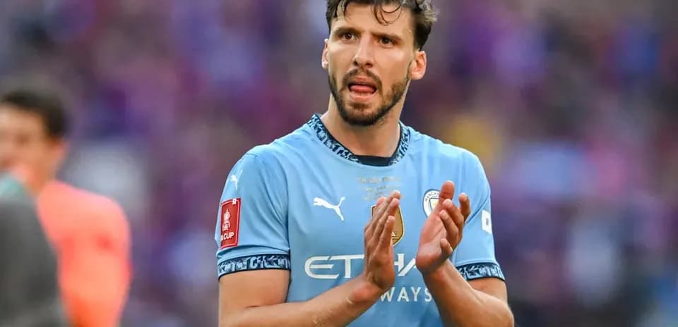 Jugador aplaudiendo en el campo de juego