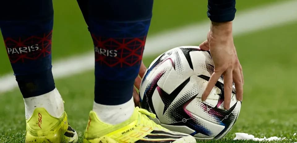 Jugador colocando el balón en el campo de juego