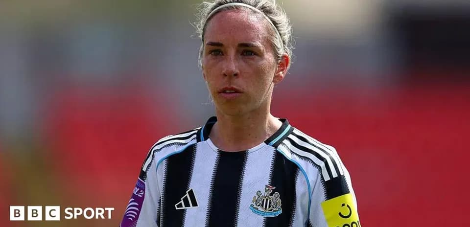 Jugadora de Newcastle con banda de capitana en campo