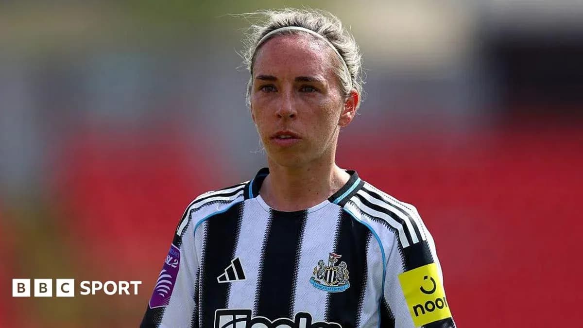 Jugadora de Newcastle con banda de capitana en campo