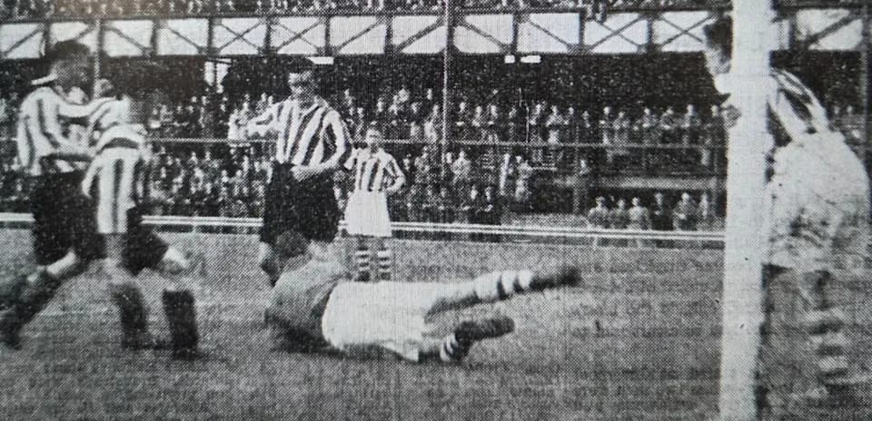 Jugadores en el suelo durante un partido de fútbol
