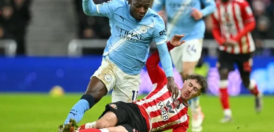 Jugador de Manchester City driblando a rival de Southampton