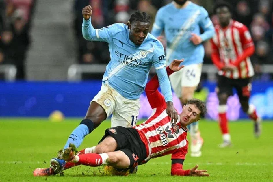 Jugador de Manchester City driblando a rival de Southampton