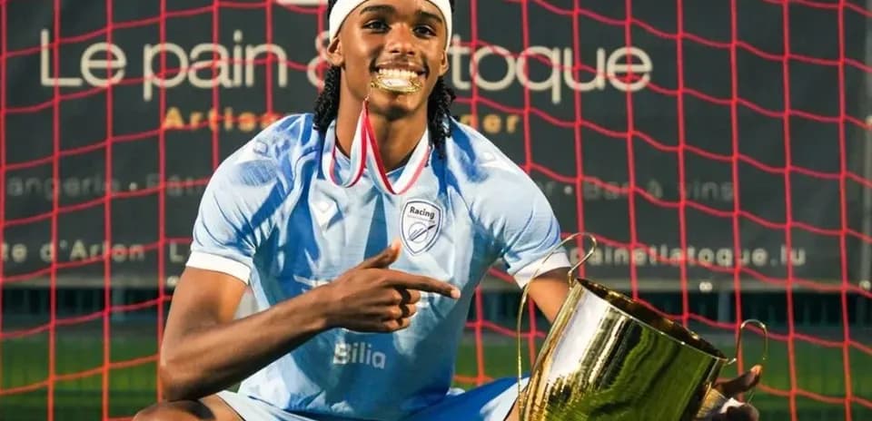 Jugador posando con trofeo en el campo