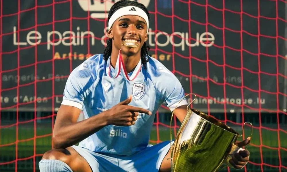 Jugador posando con trofeo en el campo