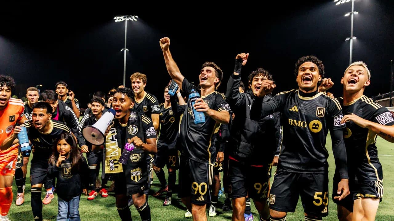 Jugadores celebrando una victoria en el fútbol
