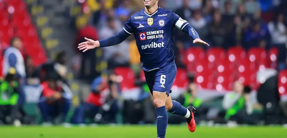 Jugador de Cruz Azul celebra un gol