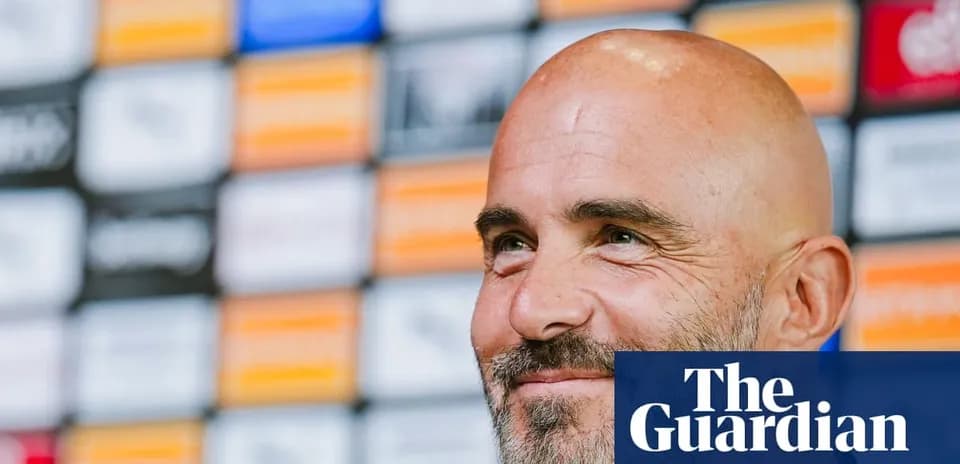 Entrenador en conferencia de prensa sonriente