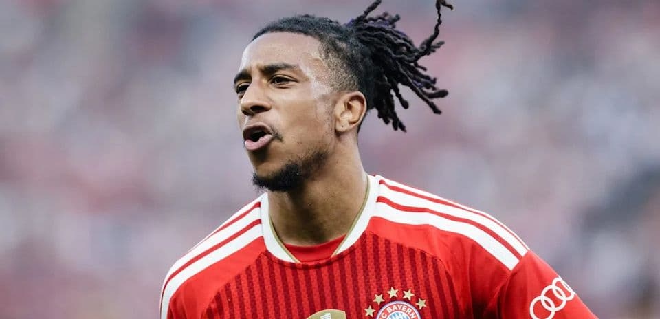 Jugador de Bayern Múnich celebrando en el campo