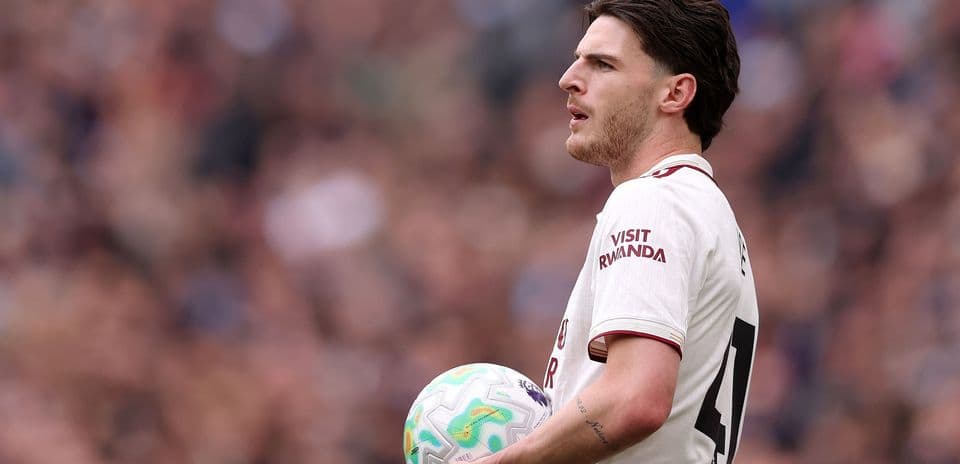 Jugador sosteniendo un balón en el campo