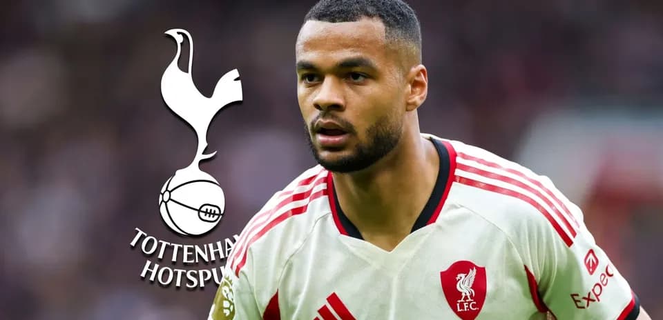 Jugador de Liverpool en acción durante el partido