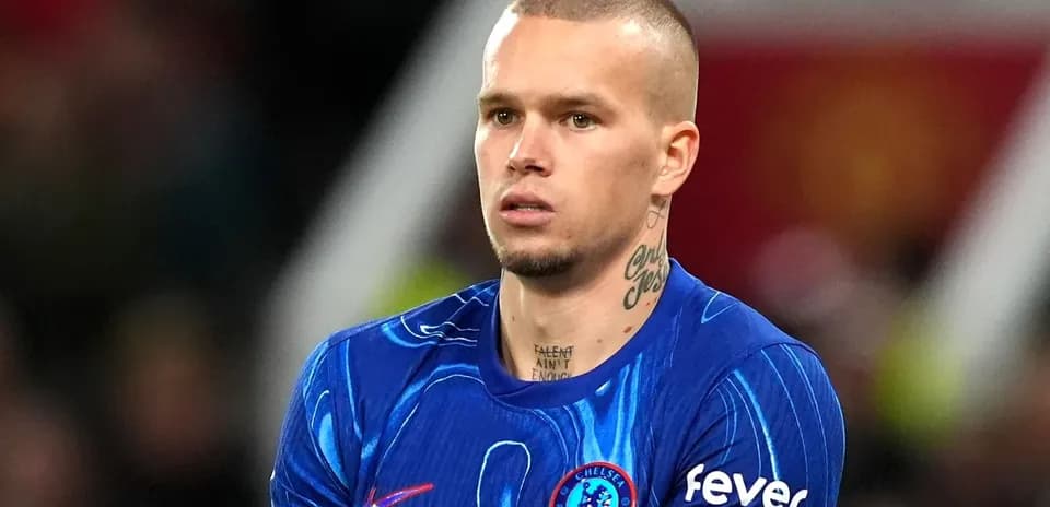 Jugador de Chelsea en uniforme durante el partido