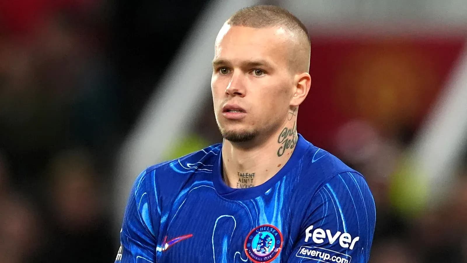 Jugador de Chelsea en uniforme durante el partido