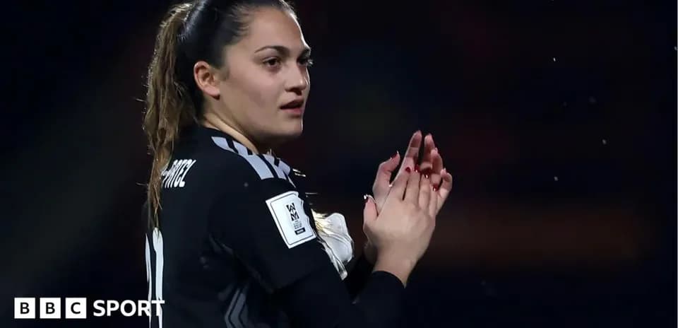 Portera aplaudiendo durante el partido de fútbol