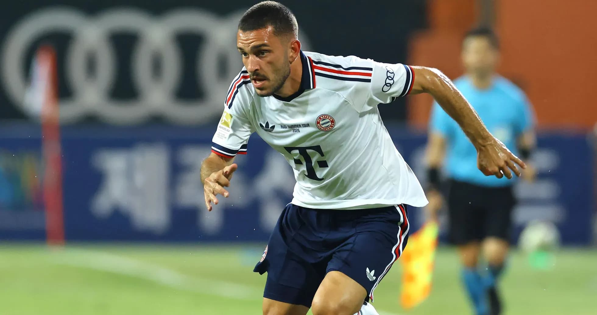 Jugador de Bayern Munich corriendo en partido amistoso