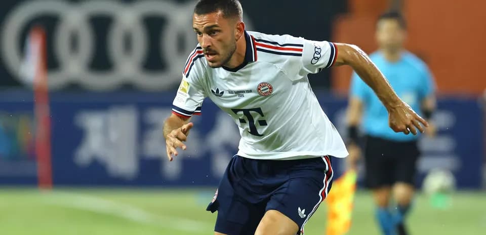 Jugador de Bayern Munich corriendo en partido amistoso