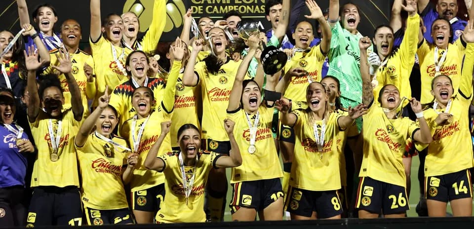 Jugadoras de América W celebrando el campeonato