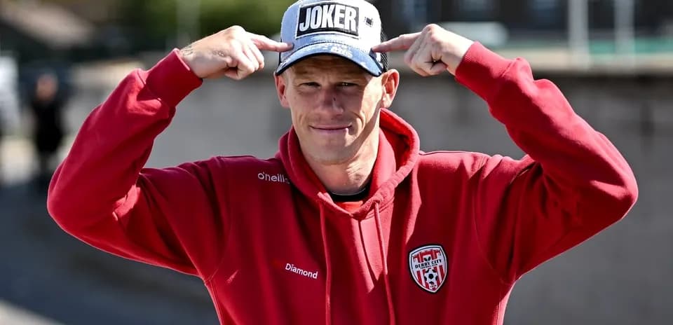 Hombre con gorra señalando su cabeza en el exterior