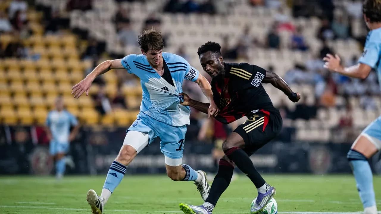 Dos jugadores compitiendo por el balón en partido