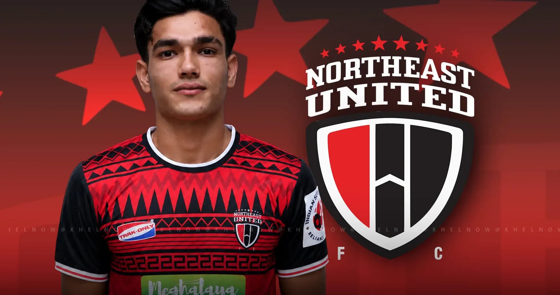 Jugador de Northeast United con uniforme y escudo