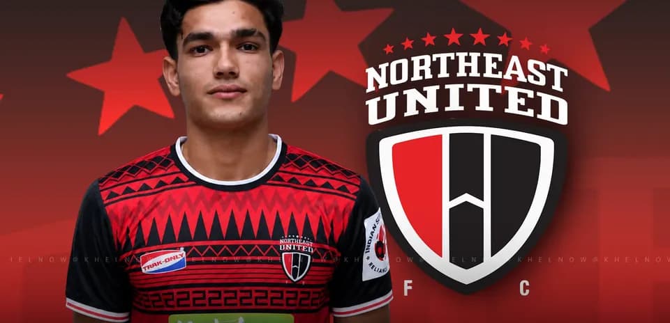 Jugador de Northeast United con uniforme y escudo