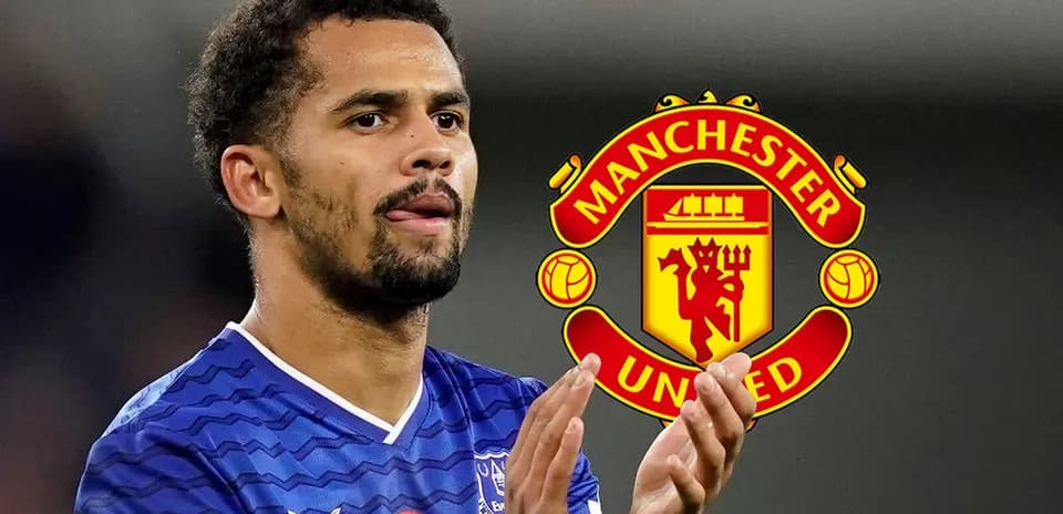 Jugador aplaudiendo con logo de Manchester United