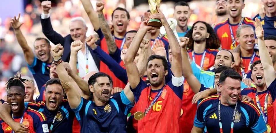 Equipo de España celebrando victoria con trofeo