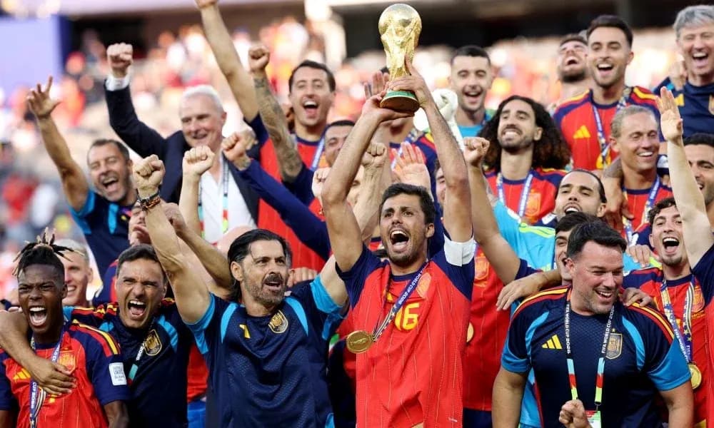 Equipo de España celebrando victoria con trofeo