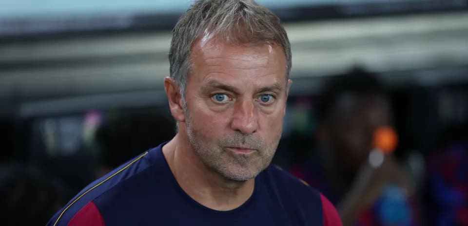 Entrenador sentado en el banquillo del equipo