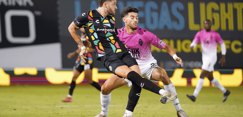 Jugadores compitiendo por el balón en el partido