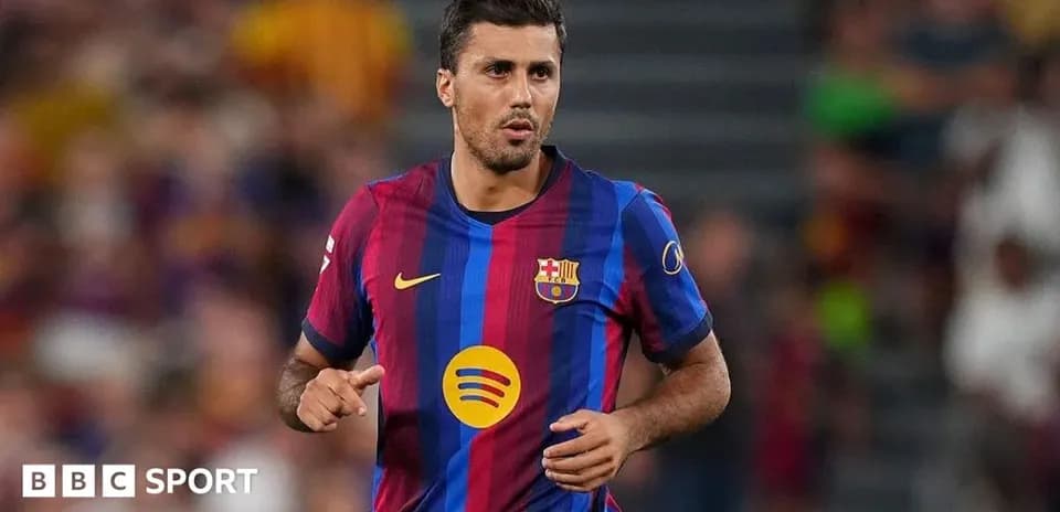 Jugador del FC Barcelona corriendo en el campo