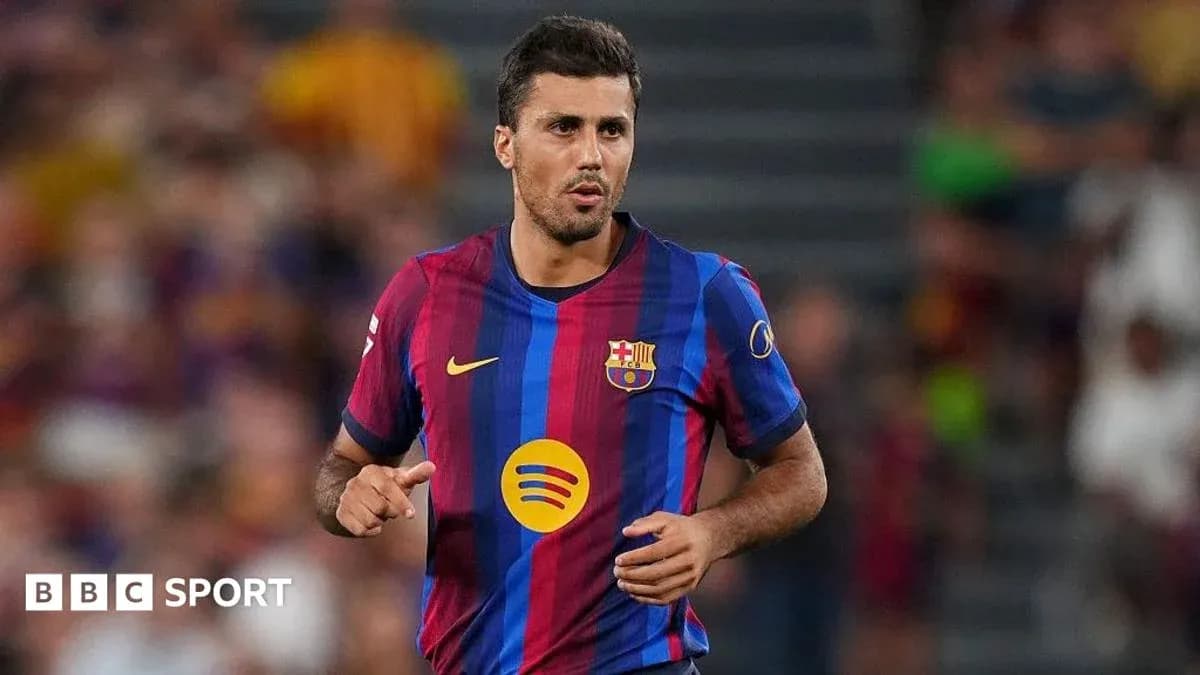 Jugador del FC Barcelona corriendo en el campo