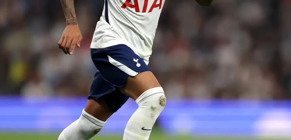 Jugador de Tottenham corriendo con el balón en el campo