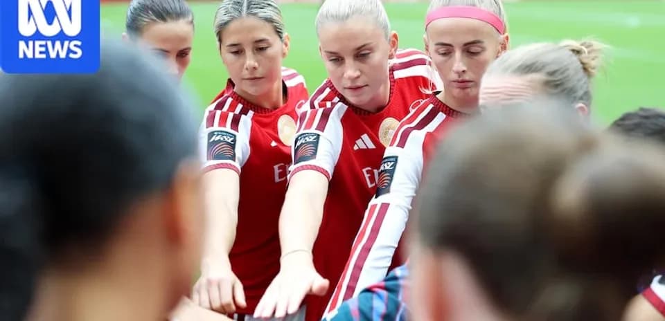 Jugadoras de equipo en círculo, preparándose para el partido