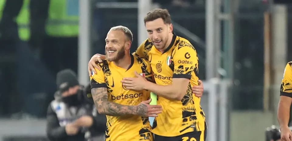Jugadores celebrando un gol en el campo