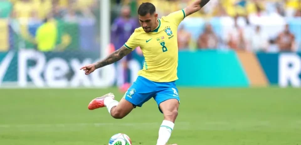 Jugador de Brasil pateando un balón en el campo